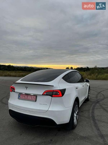 Tesla Model Y 2023