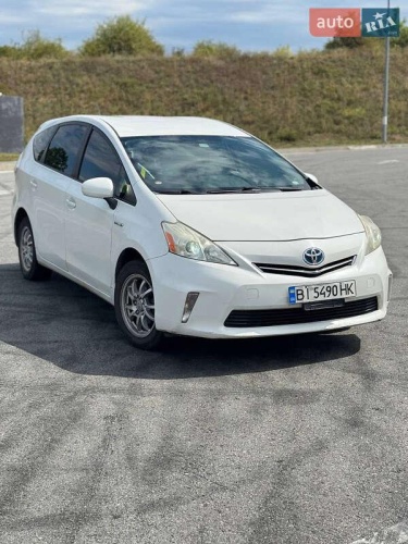 Toyota Prius v 2012