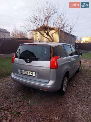 Peugeot 5008 2011