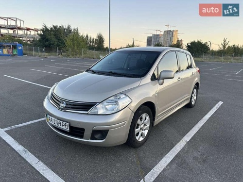 Nissan TIIDA 2011