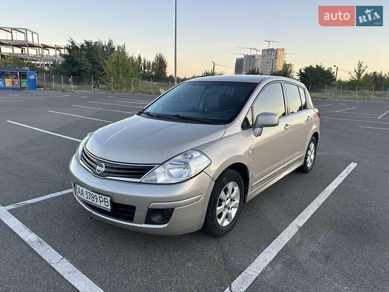 Nissan TIIDA 2011