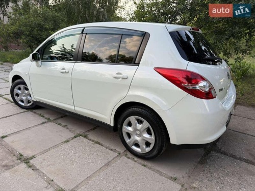 Nissan TIIDA 2012