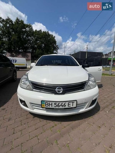 Nissan TIIDA 2012