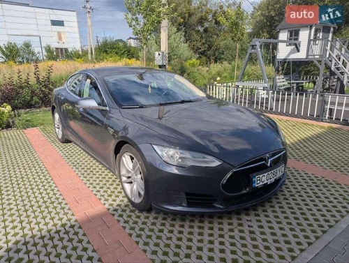 Tesla Model S 2015