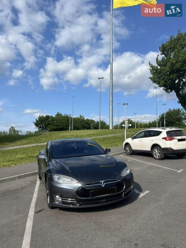 Tesla Model S 2015