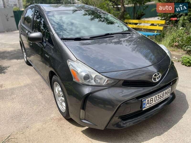 Toyota Prius v 2015