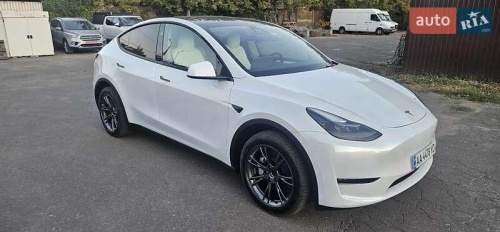 Tesla Model Y 2024