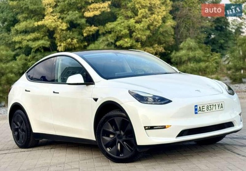 Tesla Model Y 2024