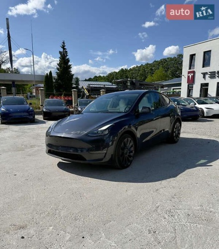 Tesla Model Y 2024