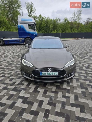 Tesla Model S 2015
