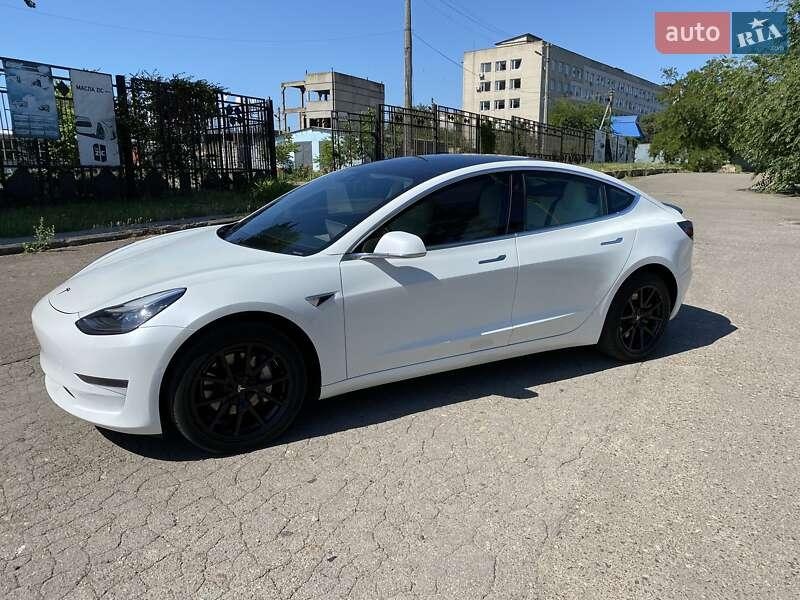 Tesla Model 3 2020