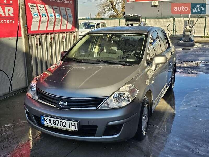 Nissan TIIDA 2011