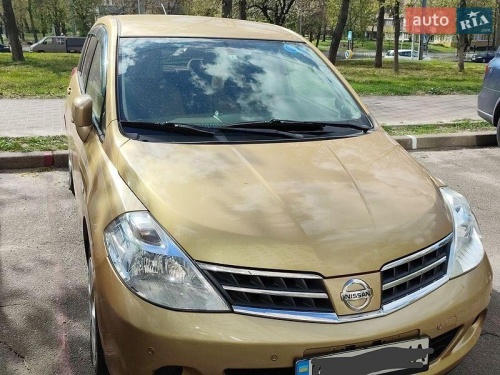 Nissan TIIDA 2011