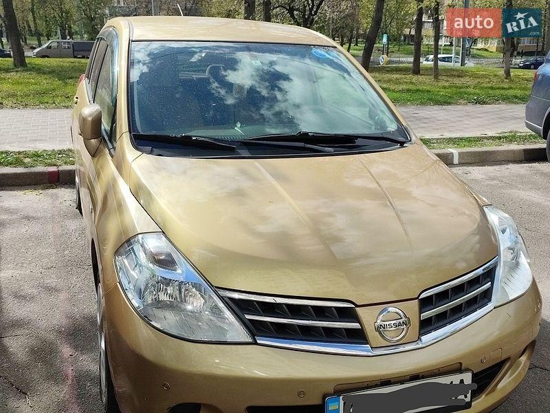 Nissan TIIDA 2011