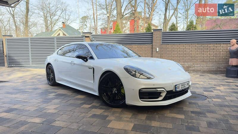 Porsche Panamera 2021
