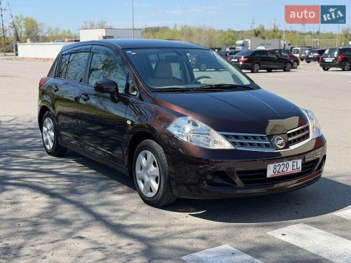 Nissan TIIDA 2011