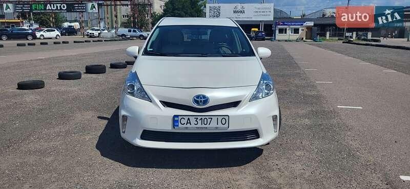 Toyota Prius v 2012