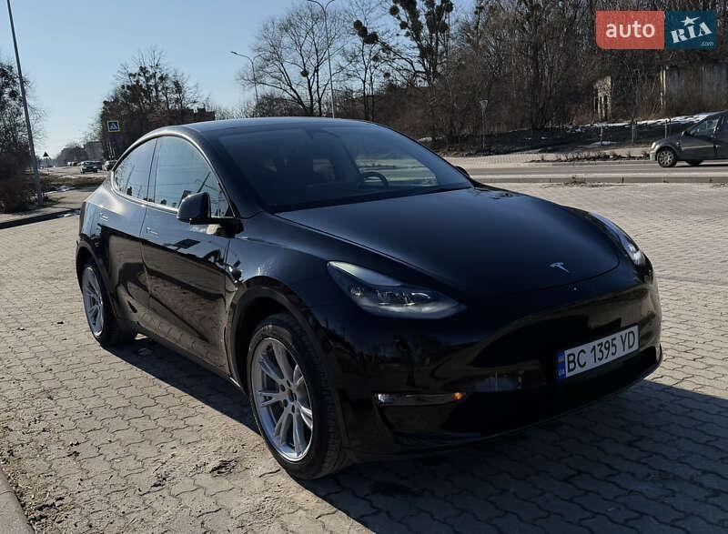 Tesla Model Y 2024