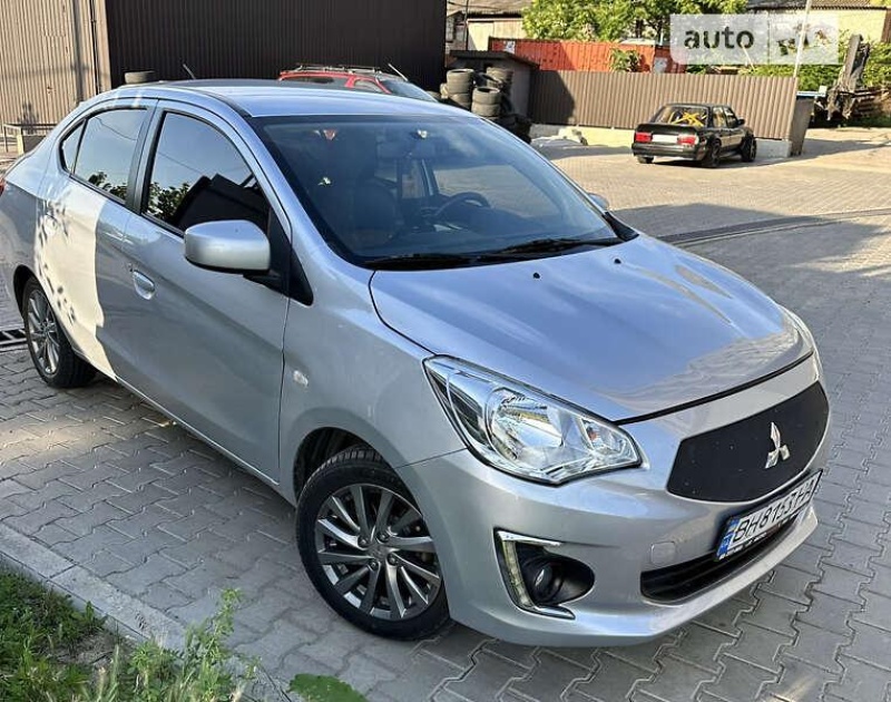 Mitsubishi Attrage 2015