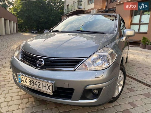 Nissan TIIDA 2011