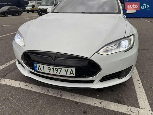 Tesla Model S 2015