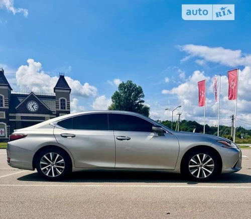 Lexus ES 2019